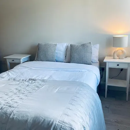 Starlight Apartments, 6, Town