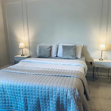 Starlight Apartments, 6, Town