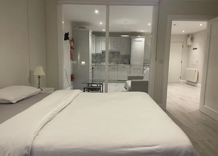 Starlight Apartments, 6, Town *