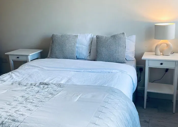 Starlight Apartments, 6, Town