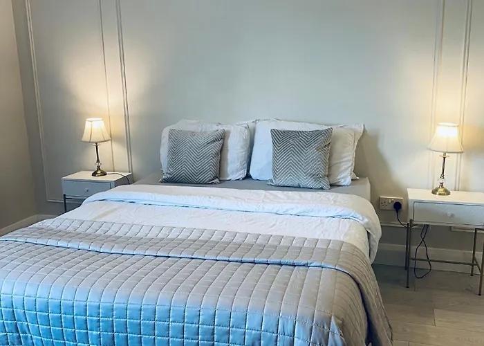 Starlight Apartments, 6, Town